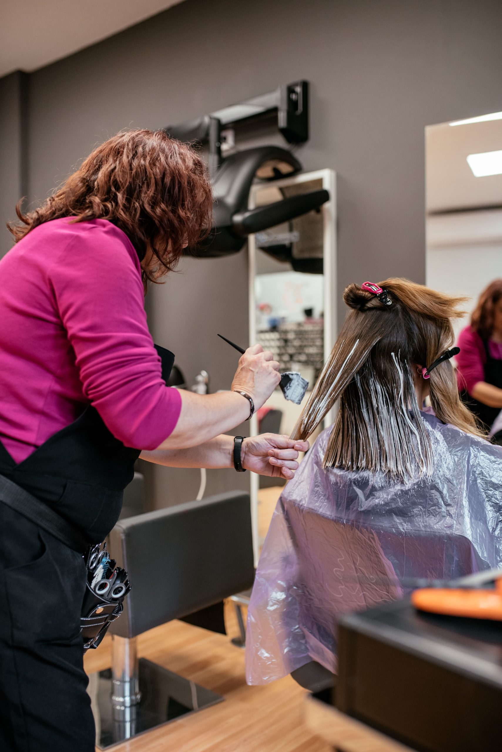 hairdresser-dyeing-woman39s-hair-min